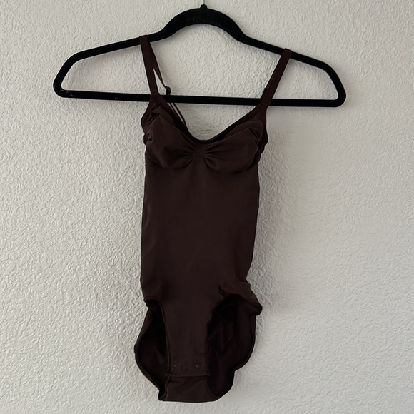 Skims Seamless Sculpt Brief Bodysuit in cocoa - Picture 6 of 7